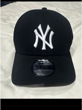 New Era Black White NY Logo 9FORTY Adjustable Cap Yankees